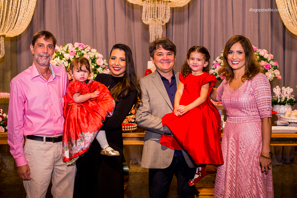 Família posa para foto do fotógrafo de festa infantil Diego Peixotto