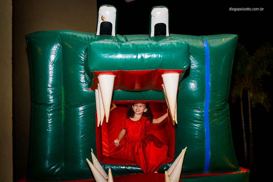 Criança brincando no escorrega de balão durante festa infantil em Caratinga MG