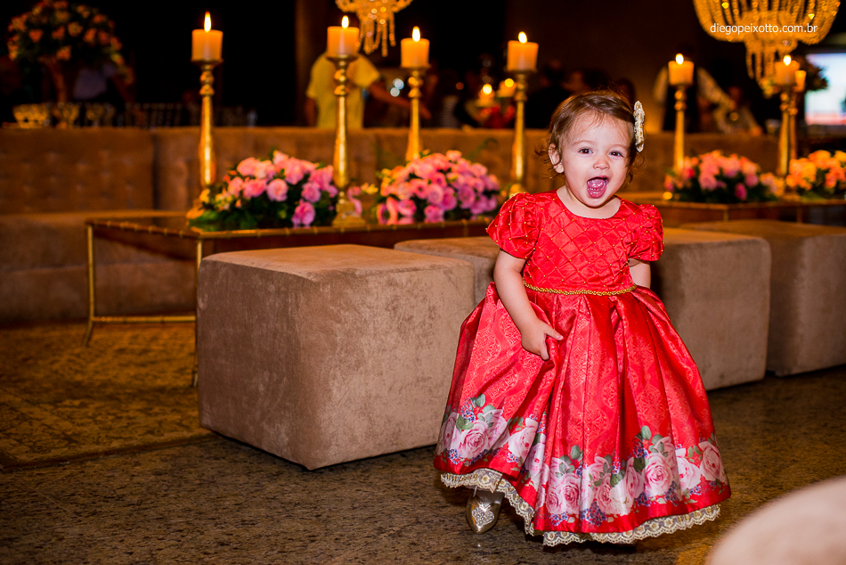 Sorriso de esperta no aniversário infantil