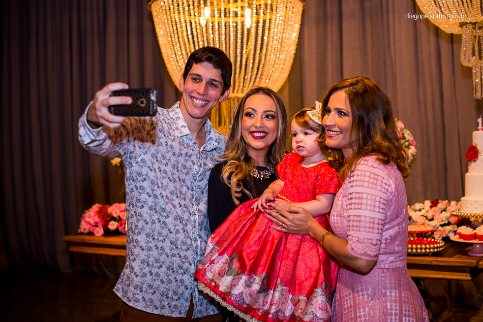Foto com os tios da aniversariante na festa infantil em Caratinga pelo fotógrafo de festa infantil de Caratinga Diego Peixotto