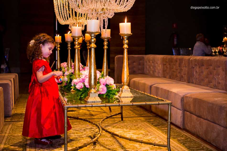 Valentina brincando na mesa decorada pela Matterfloris na festa de sua irmã Antonella em Caratinga MG