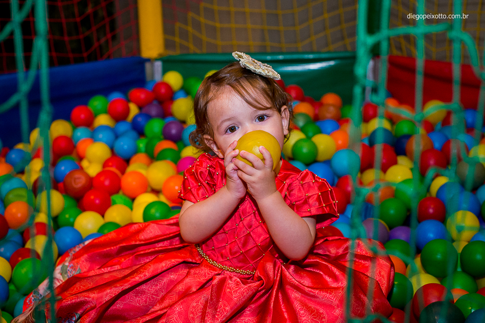 Criança na piscina de bolinhas em festa infantil em Caratinga MG pelo fotógrafo de festa infantil Diego Peixotto