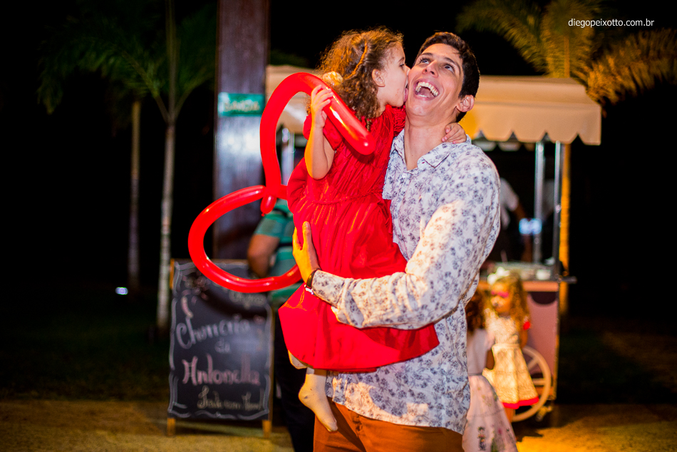 Beijo no tio na festa infantil no vila Matter em Caratinga MG