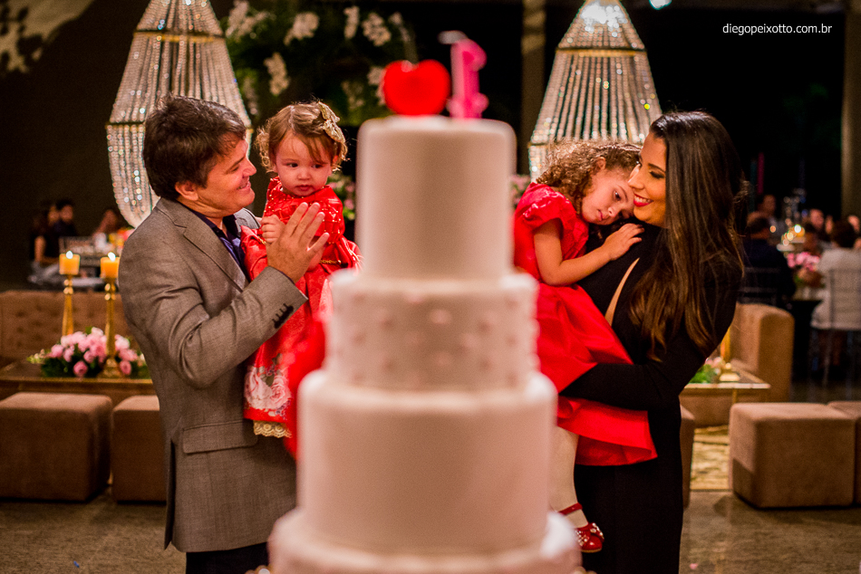 Festa de um ano do aniversário com o tema de coração em Minas Gerais