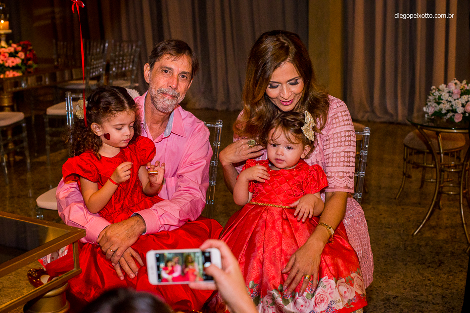 Avós com os netos no aniversario de um ano de menina