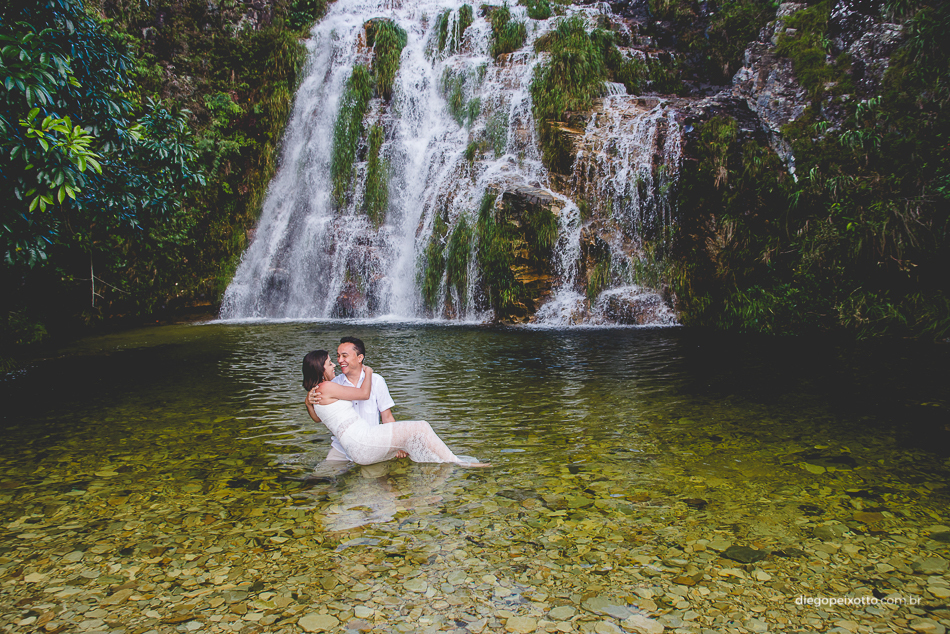 casal na cachoeira de capitolio mg