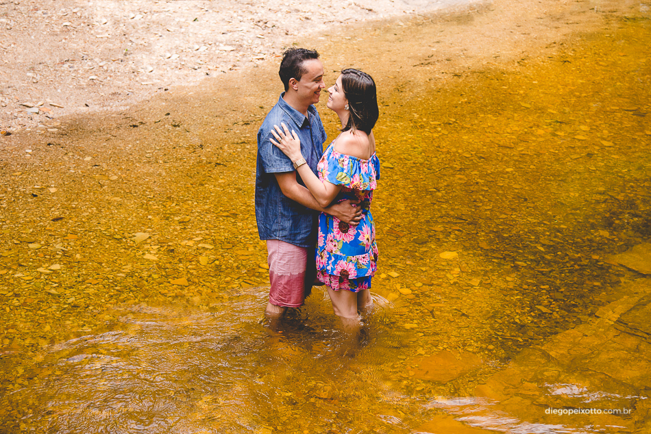 Fotos de casal nas aguas douradas de capitolio mg pelas lentes do fotografo de casamento Diego Peixotto