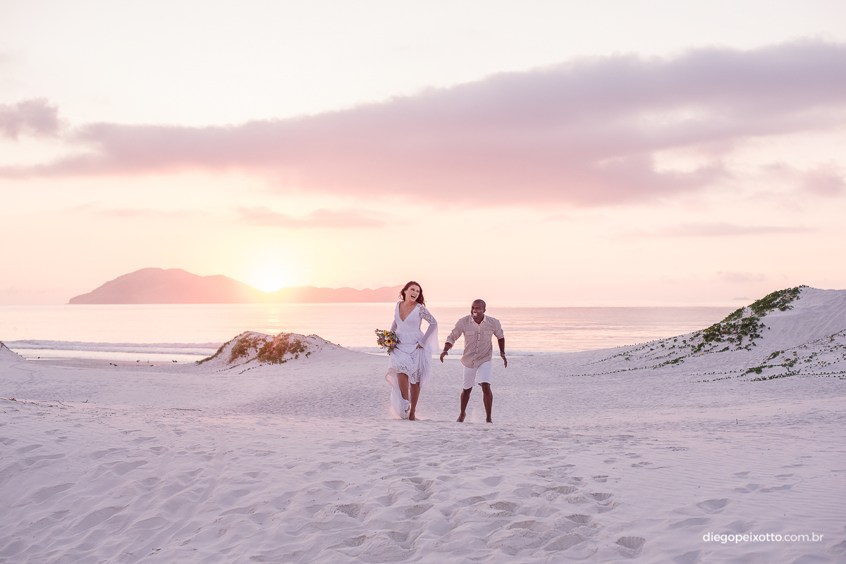 Fotógrafa de Ipatinga sendo fotografada pelo fotógrafo da cidade de Inhapim e região em Cabo Frio e Arraial do cabo RJ