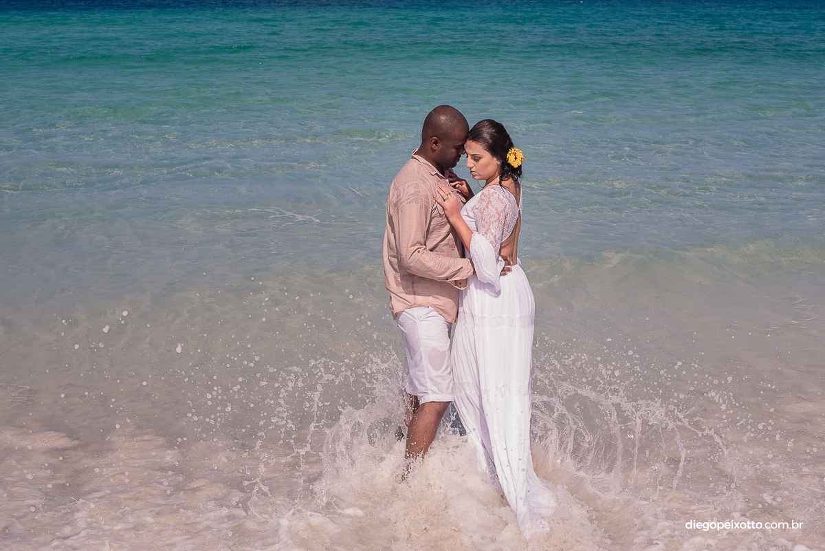 Fotógrafo de casamento faz ensaio de noivos no mar