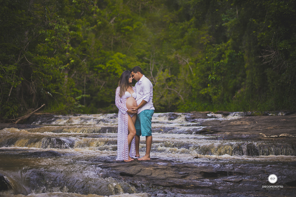 ensaio gestante na natureza de branco casal juntos