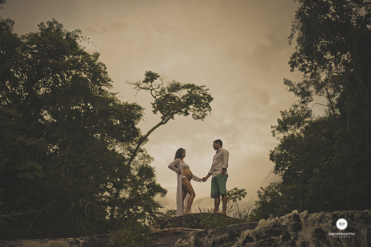 ensaio gestante na cachoeira com esposo