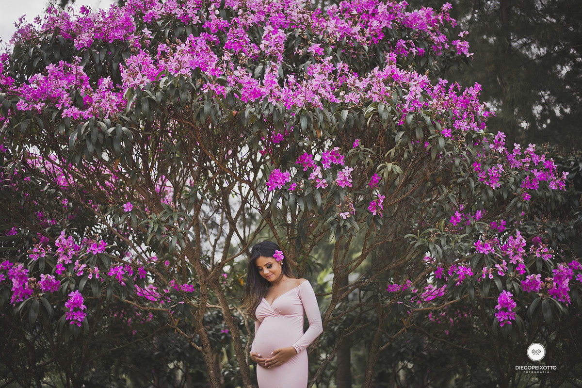 ensaio gestante na natureza com flores