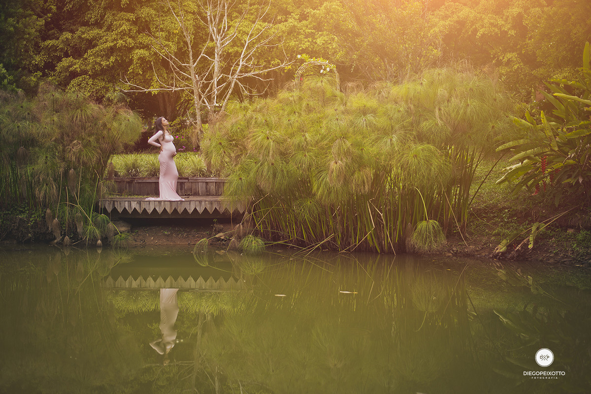 ensaio gestante na natureza com vestido longo
