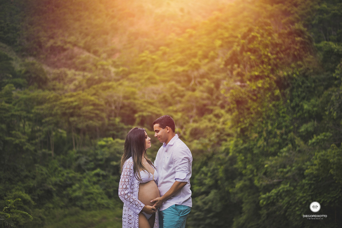 ensaio gestante com casal se olhando no por do sol