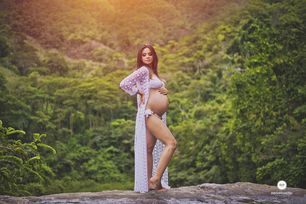 ensaio gestante na natureza de branco no por do sol