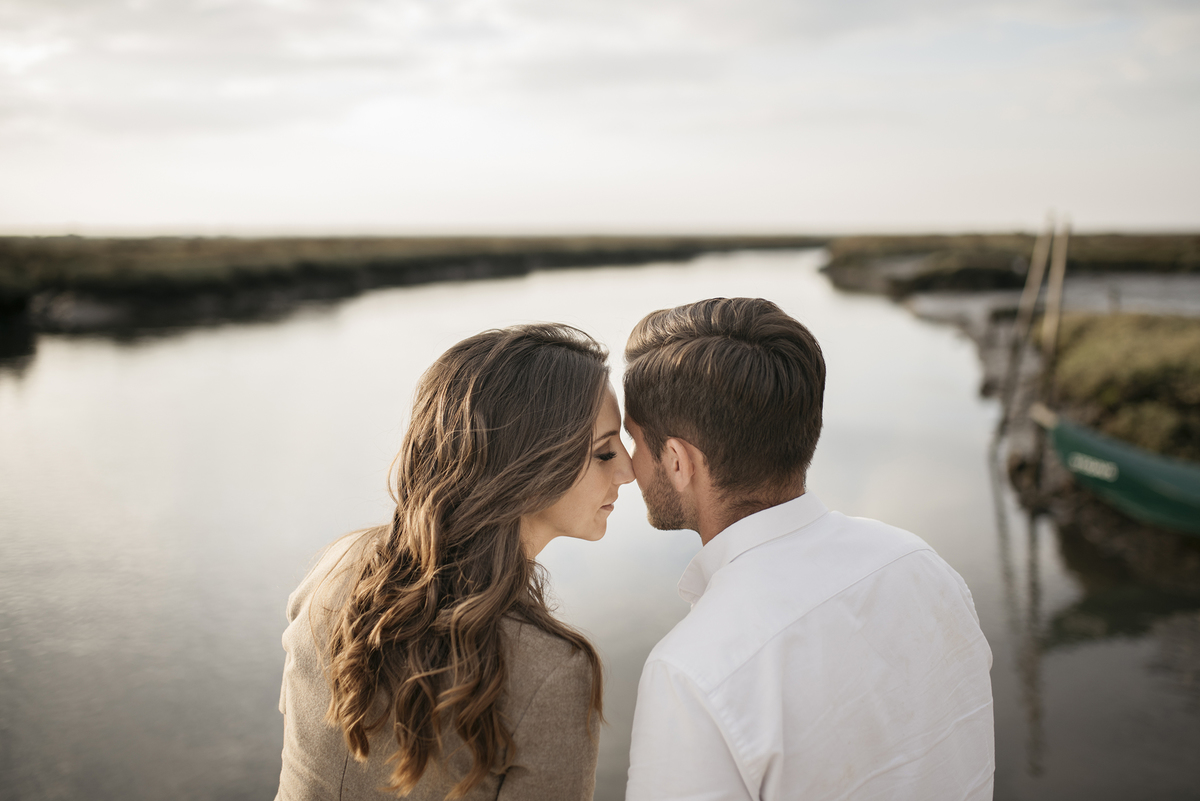 casal se olhando em frente ao lago em fotografia de pré-casamento rústica ria de Aveiro