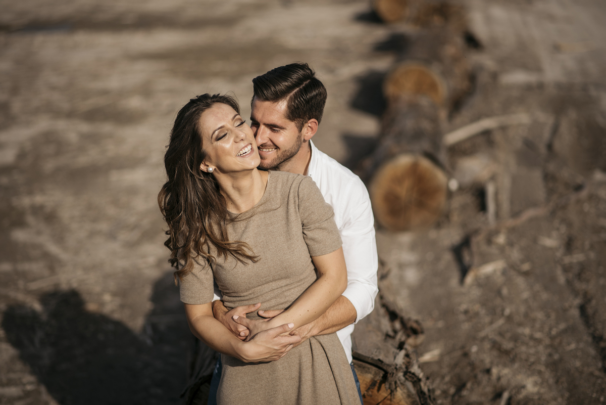 noivo abraçando a noiva