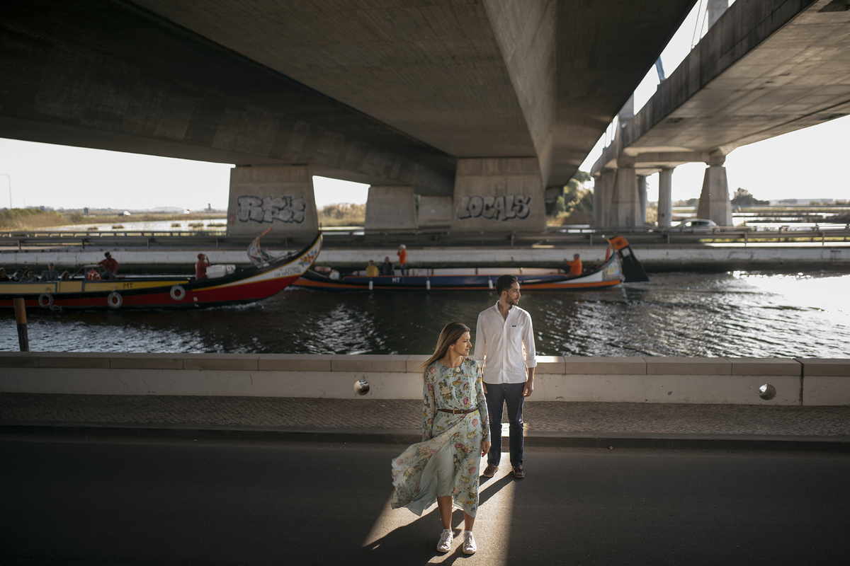 noivos com moliceiro no fundo onde a ria aparece em grande destaque 