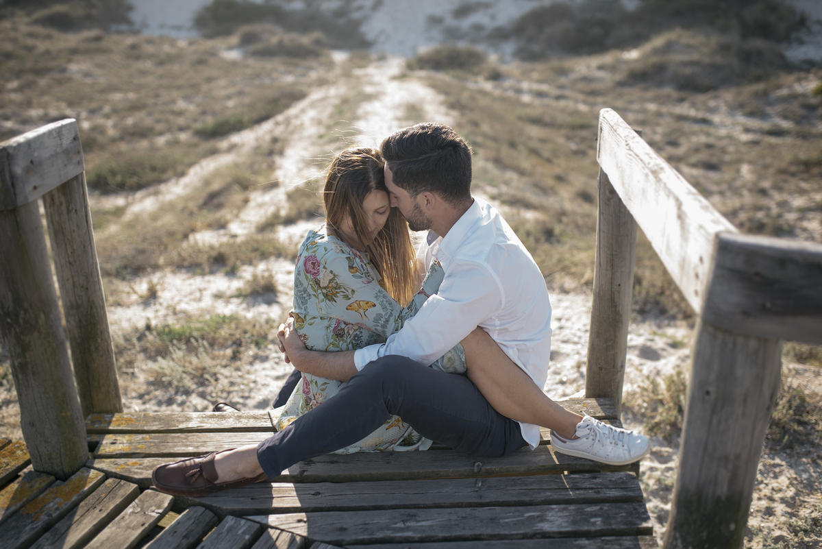 noivo na praia encaixados um no outro fotografia muito bonita