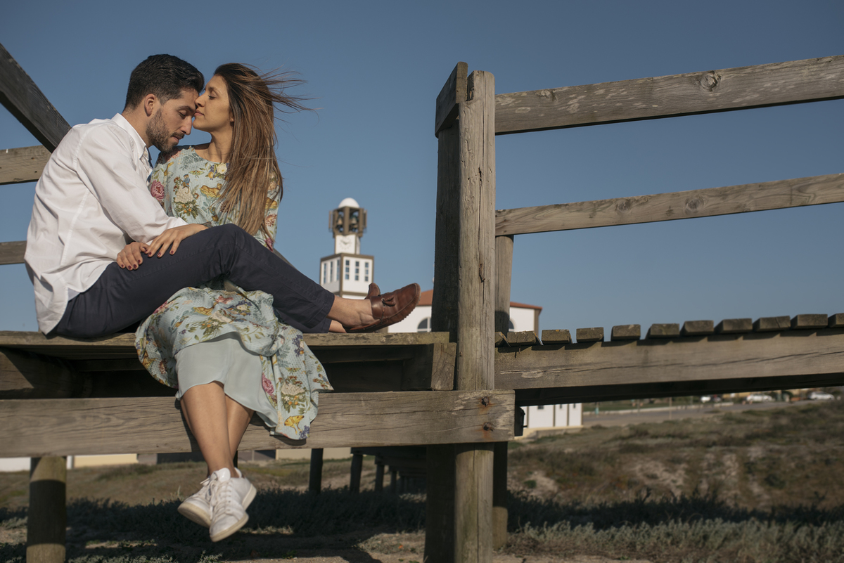 noivos na costa nova em Aveiro nos passadiço com a igreja da costa nova de fundo