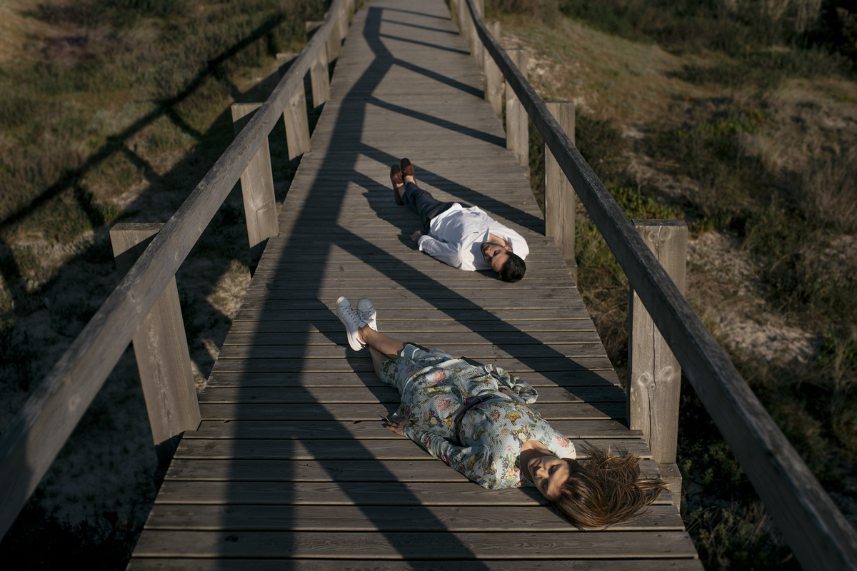noivos fotografado em jogo de sombras nos passadiços de aveiro