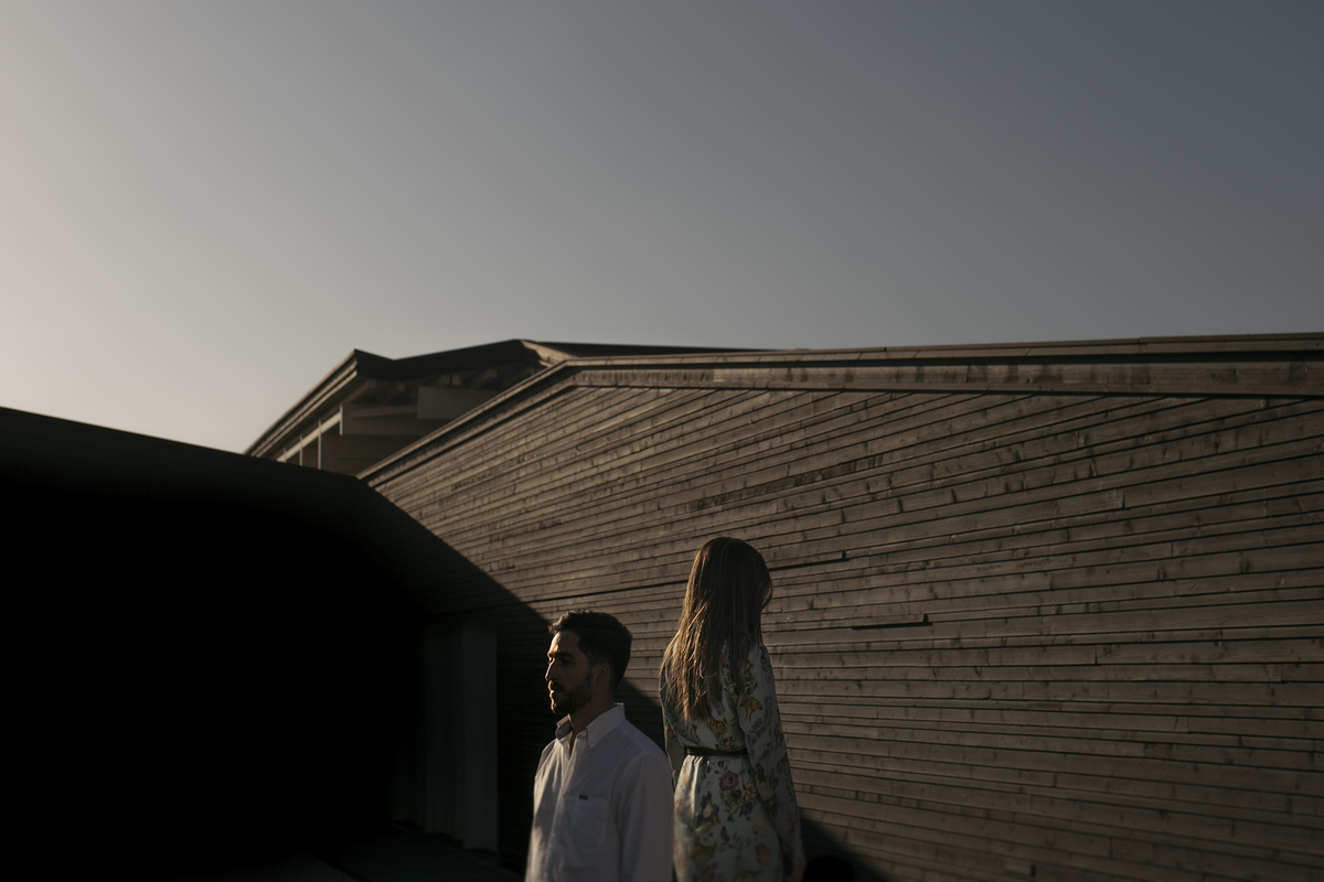 por de sol no centro cultural da costa nova , noivos com luz fantastica