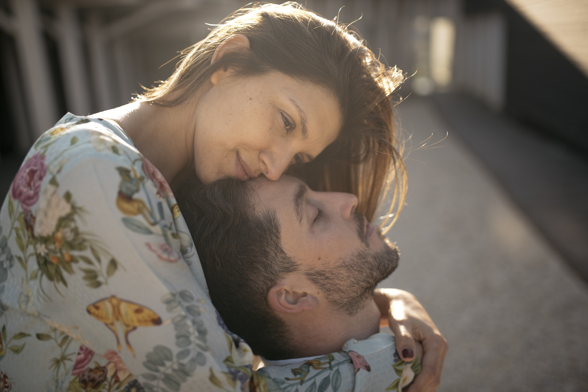 noivos fotografados de forma carinhosa onde a noiva repousa a face na testa do noivo