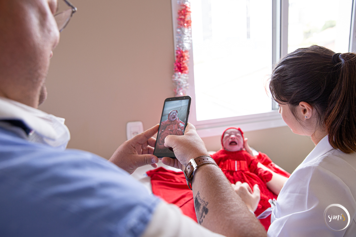 pai tirando foto da filha
bebê no hospital