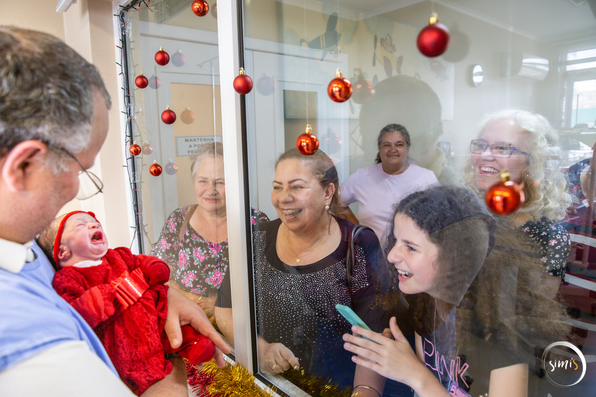 família conhecendo o bebê
berçário
maternidade
bebê que nasceu no natal 
fotografia de parto
vacaria rs 