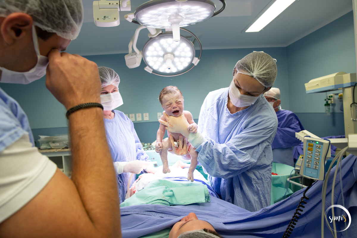 pai chora no parto
fotografia de parto
pai vendo o filho pela primeira vez 
porto alegre rs 