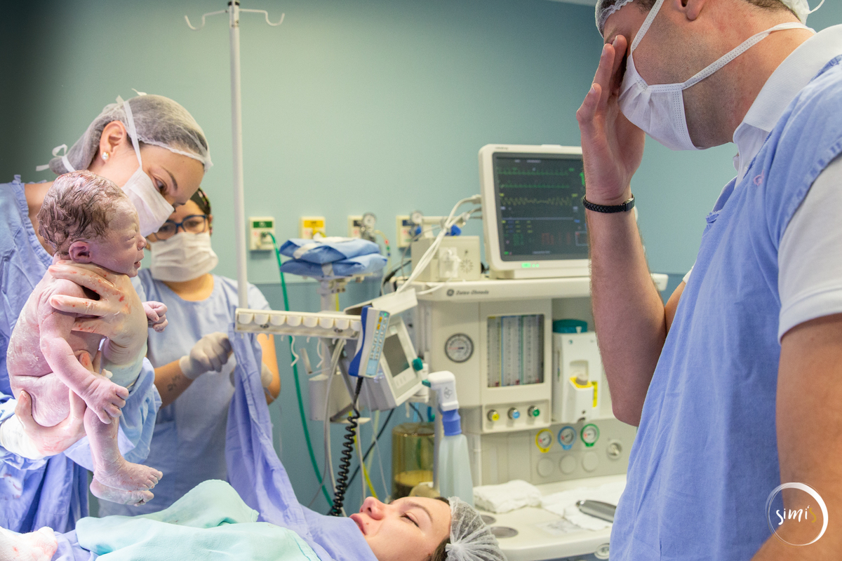 pai chora no parto
fotografia de parto
pai vendo o filho pela primeira vez 
lages sc