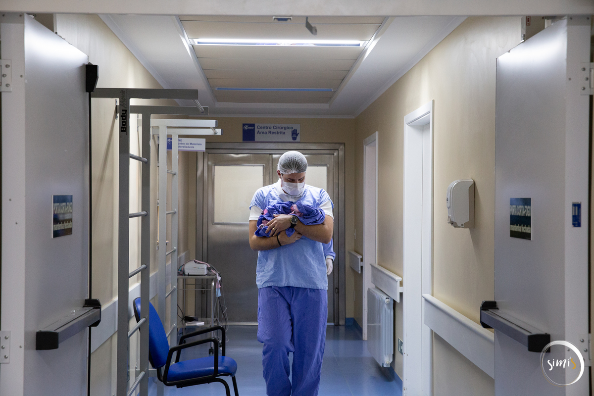 foto de parto
pai carregando o filho na maternidade
vacaria rs 