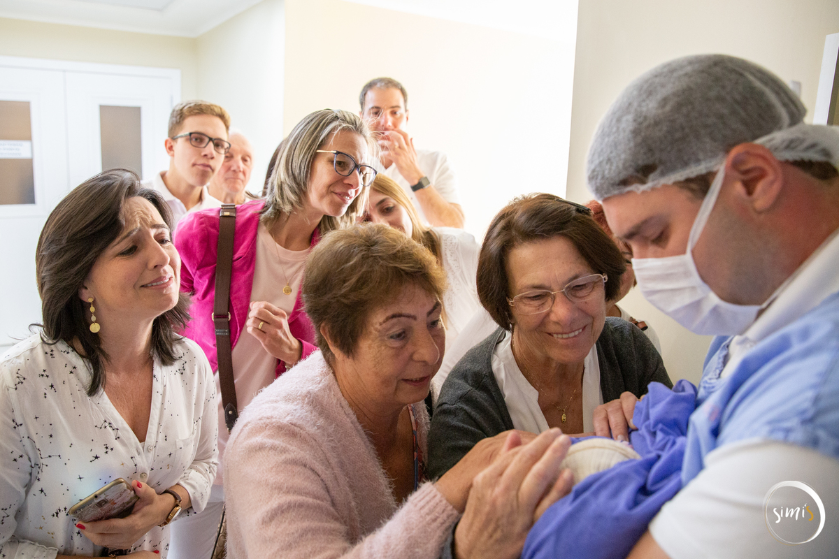 avós conhecendo o neto
