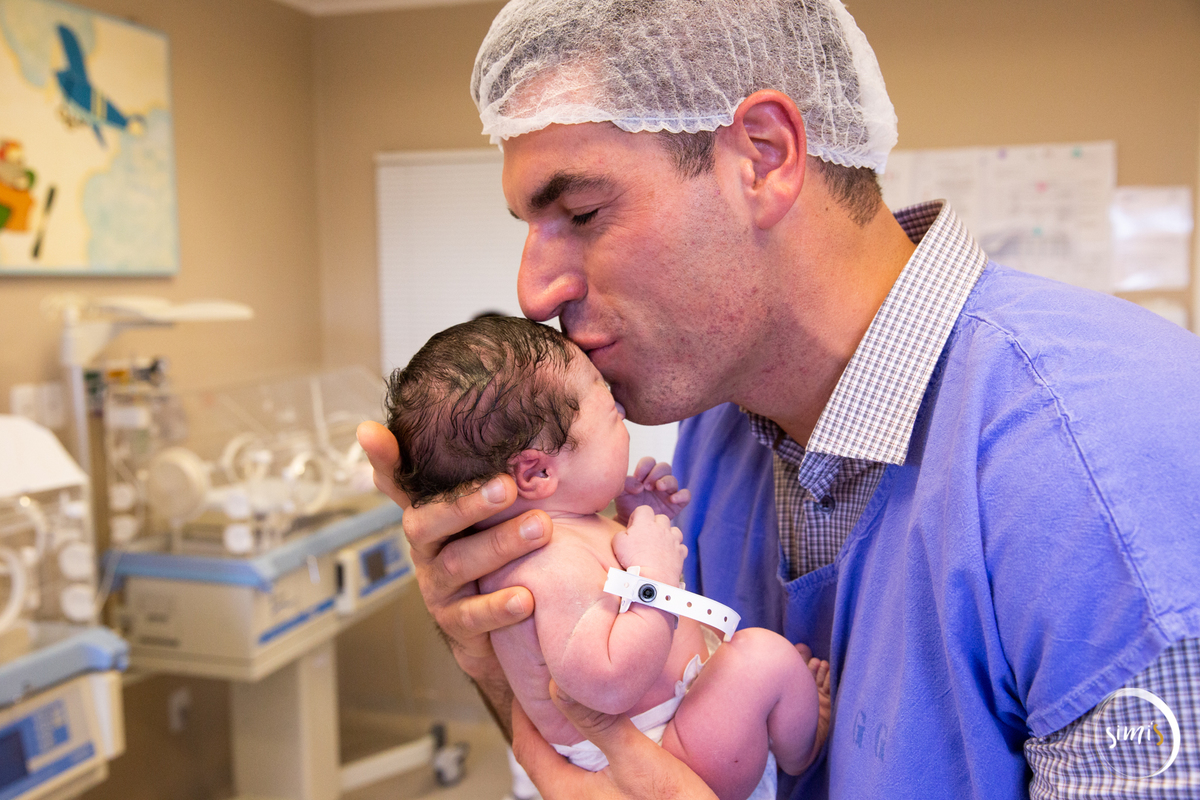 pai beijando filha
foto de parto
pai com filho no berçario