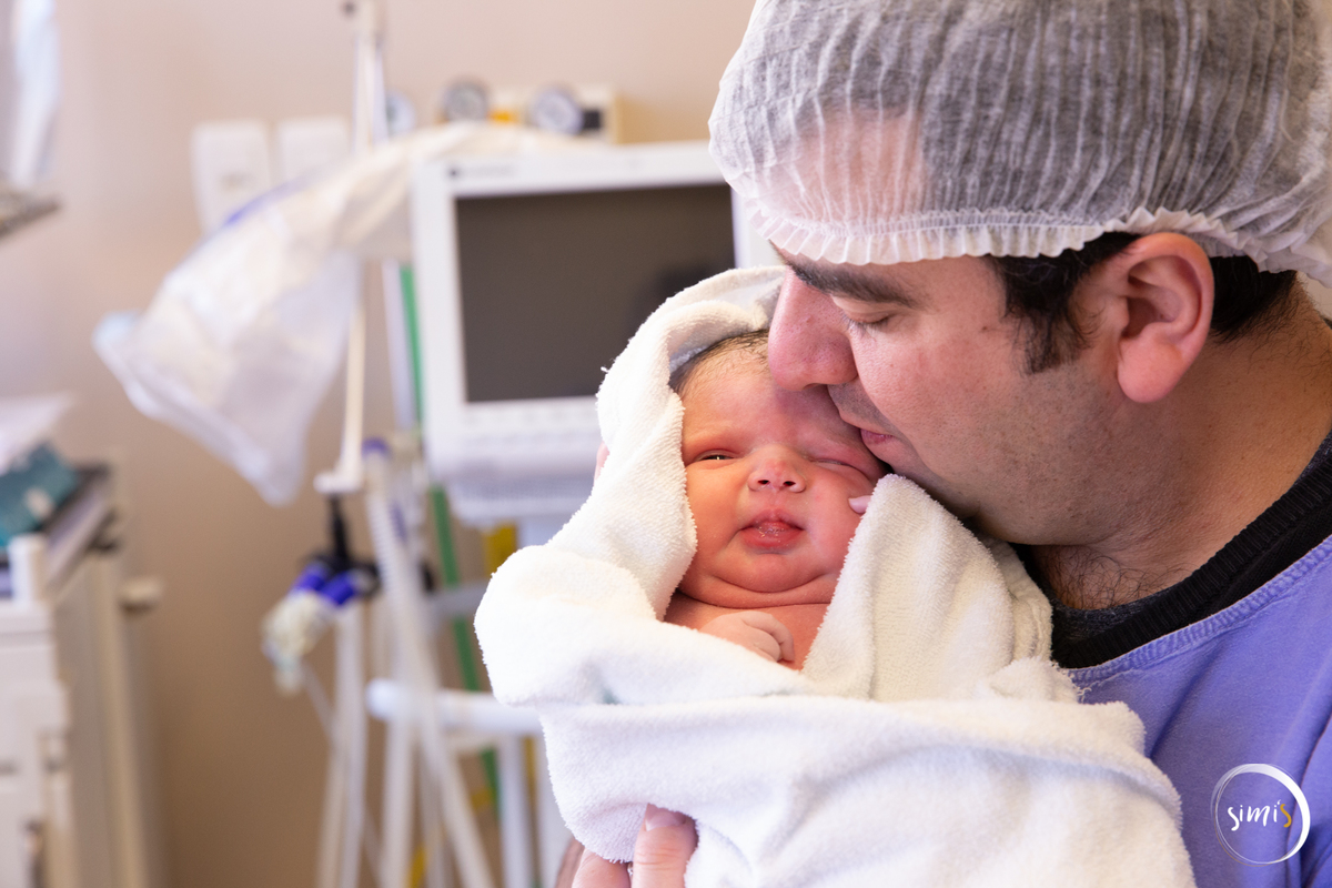 pai com o bebê no berçário
maternidade 
fotografia de parto 