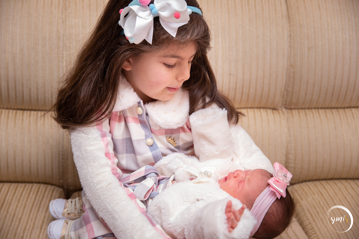 criança com bebê no colo
ciúme do irmãozinho
chegada do bebê em casa 
simi's fotografia 