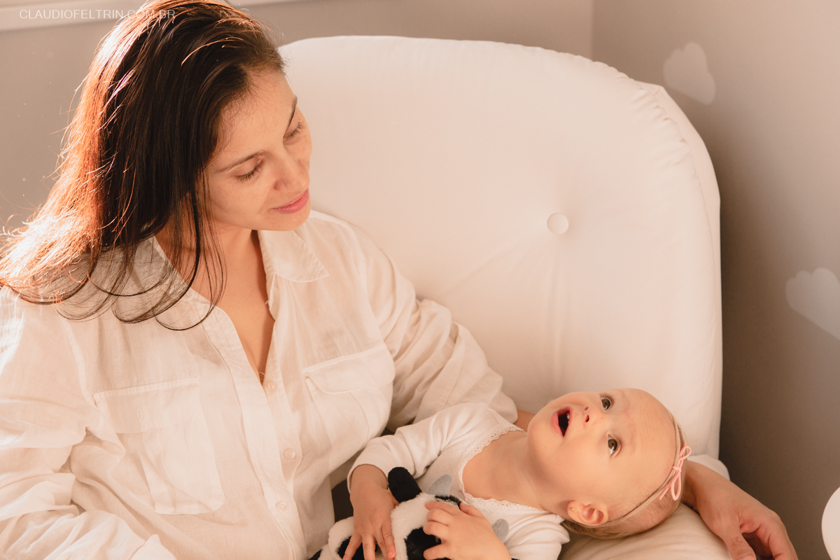 A criança se divertindo no ensaio fotográfico rindo e se jogando para trás
