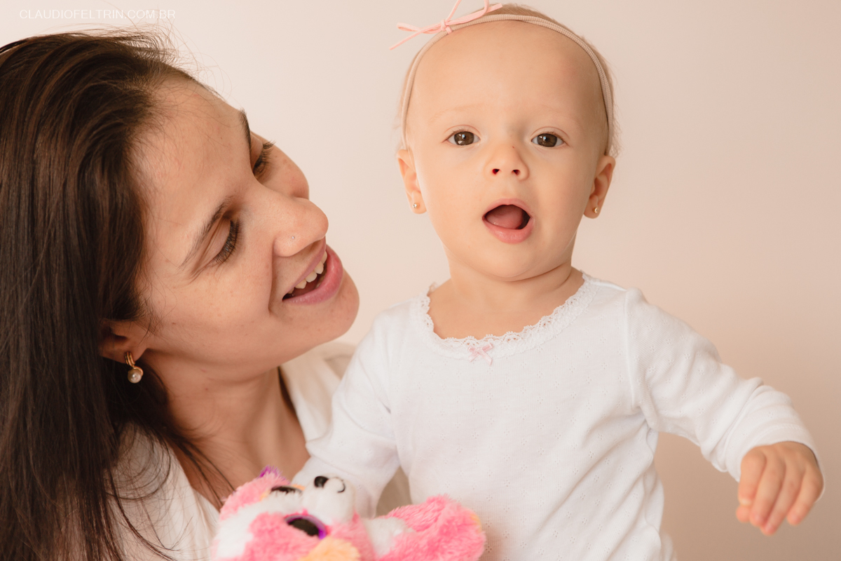 Filha empolgada com ensaio fotográfico se levanta