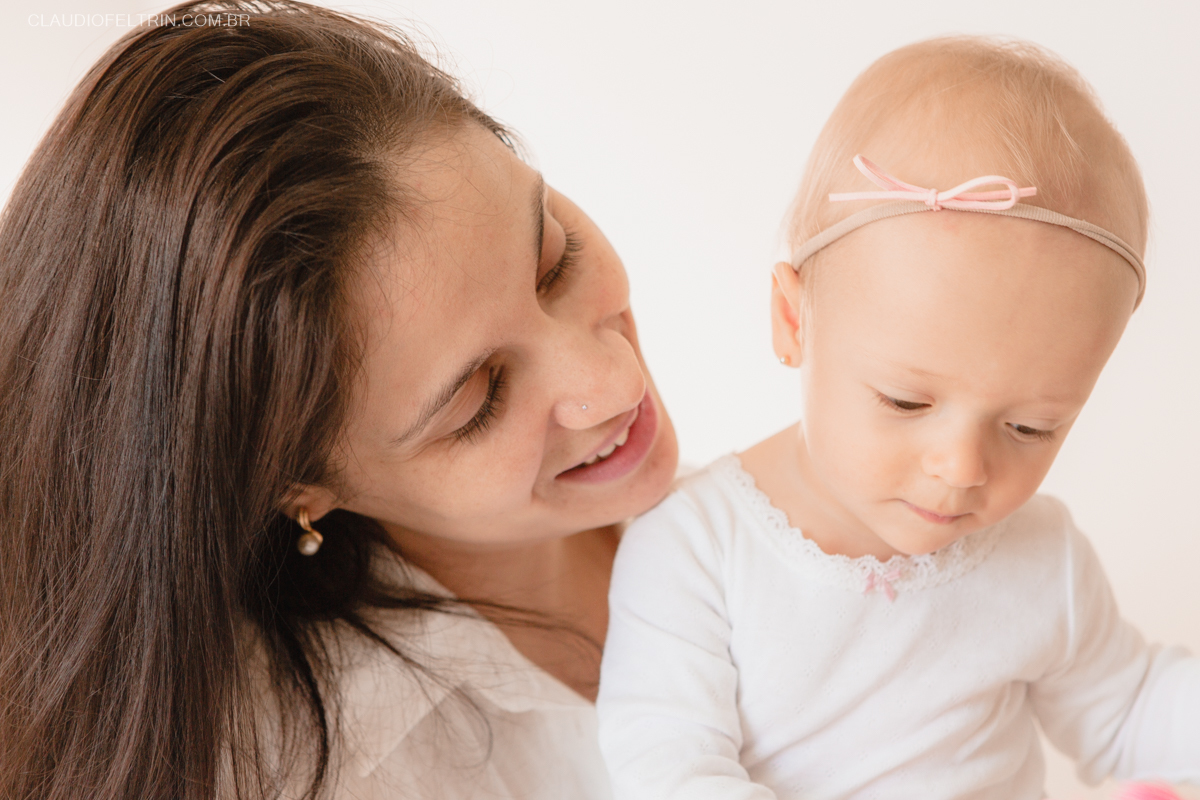 A felicidade da Mãe para ser fotografada com a filha amada
