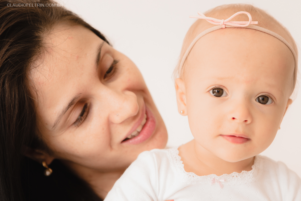 A criança encantada com a câmera fotográfica no ensaio