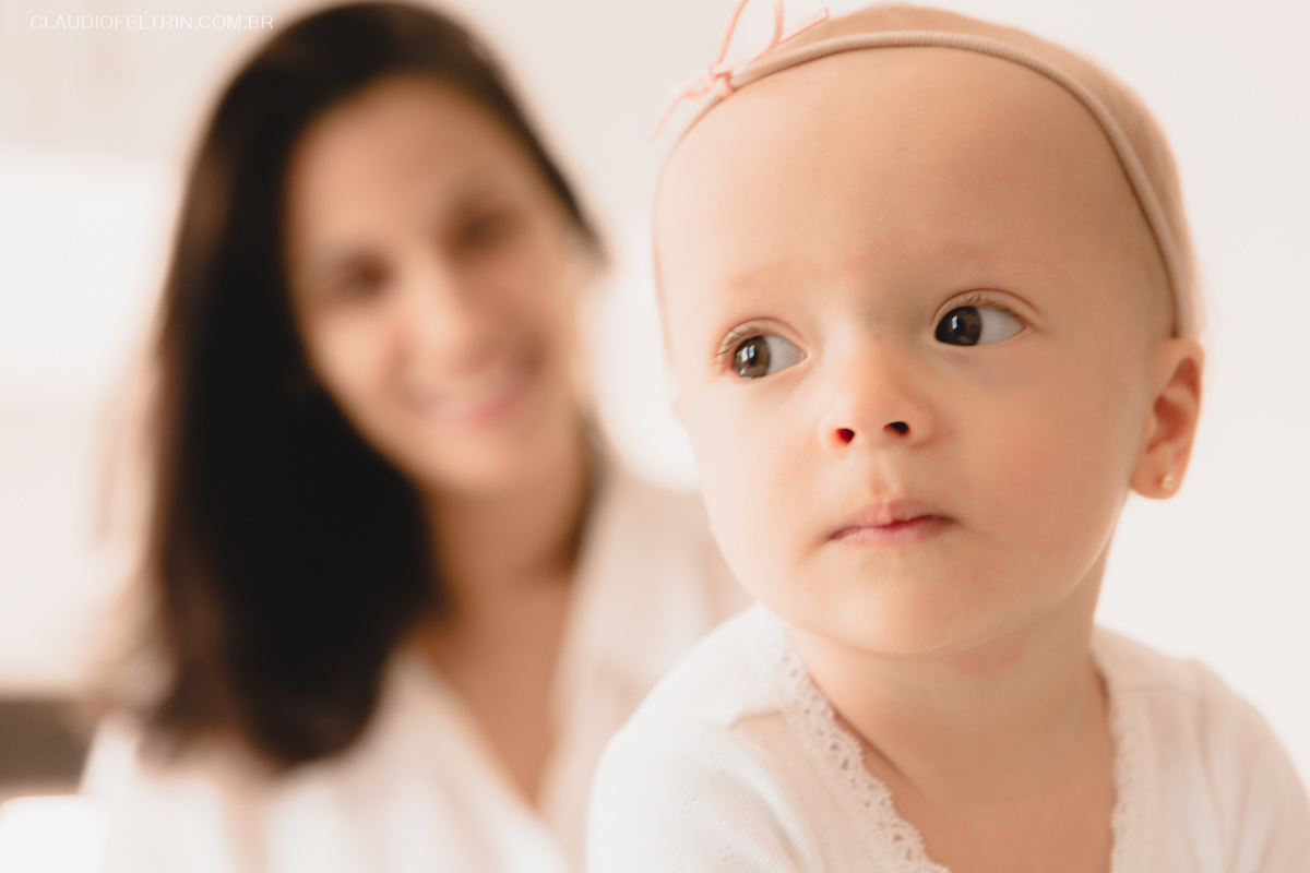 A criança fazendo pose para ser fotografada