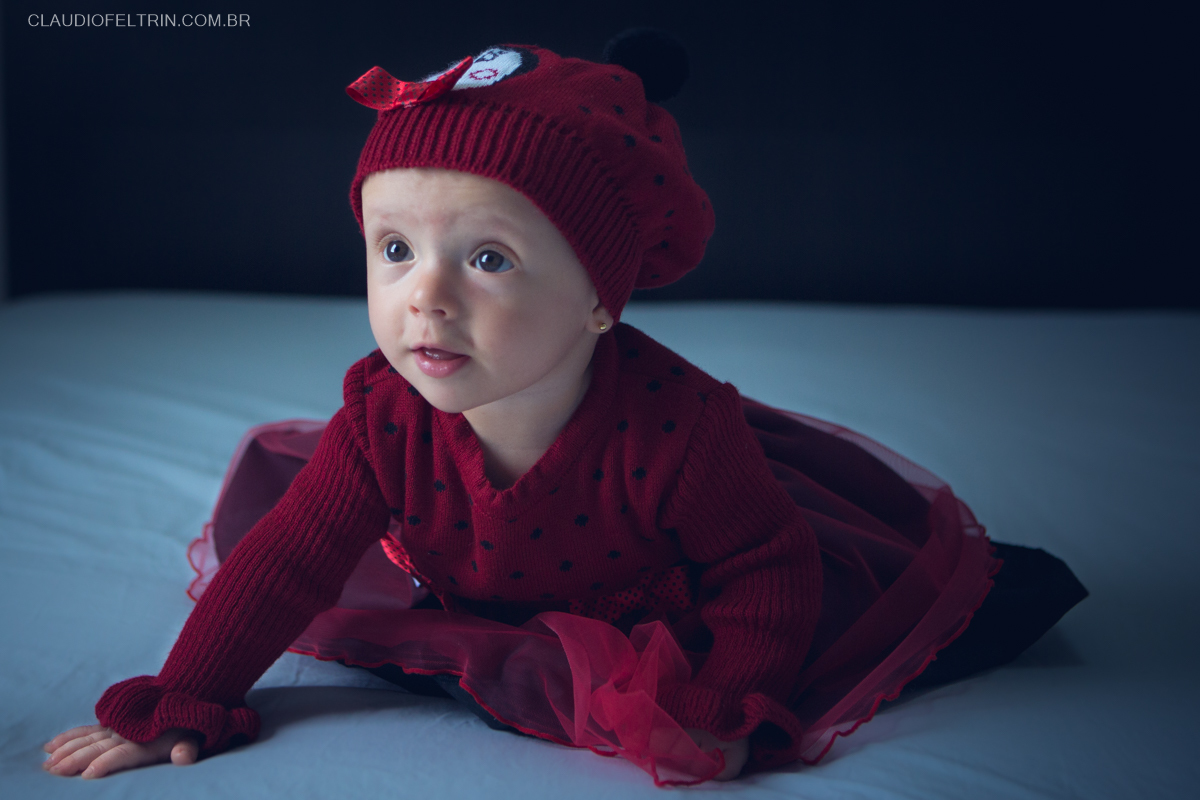 neném em cima da cama fazendo pose para ensaio de criança