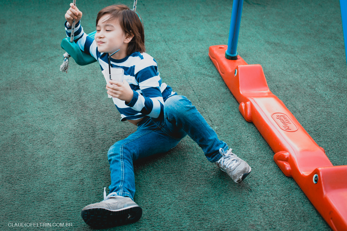 menino cai do balanço e não deixa o suco cair e da muita risada