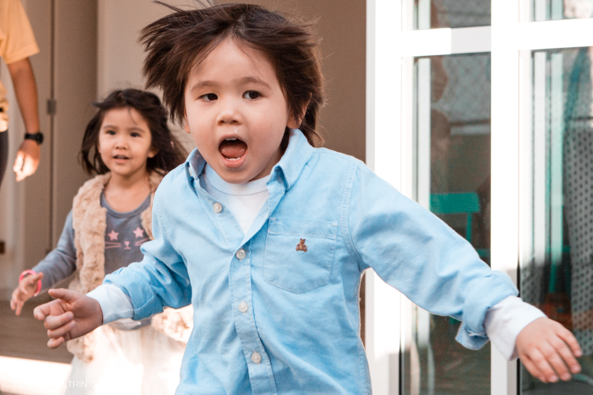 o menino correndo em direção a um objeto a a menina corre também