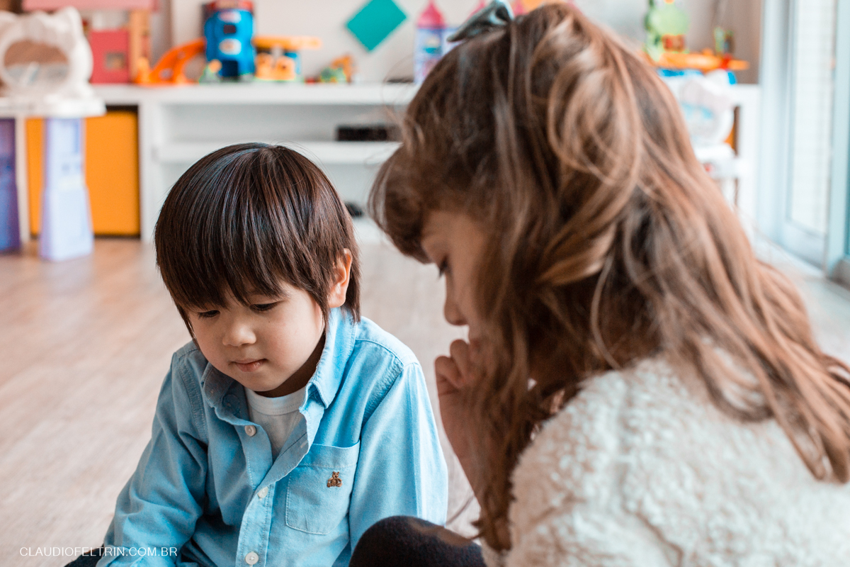 aniversariante jogando cartas com a prima