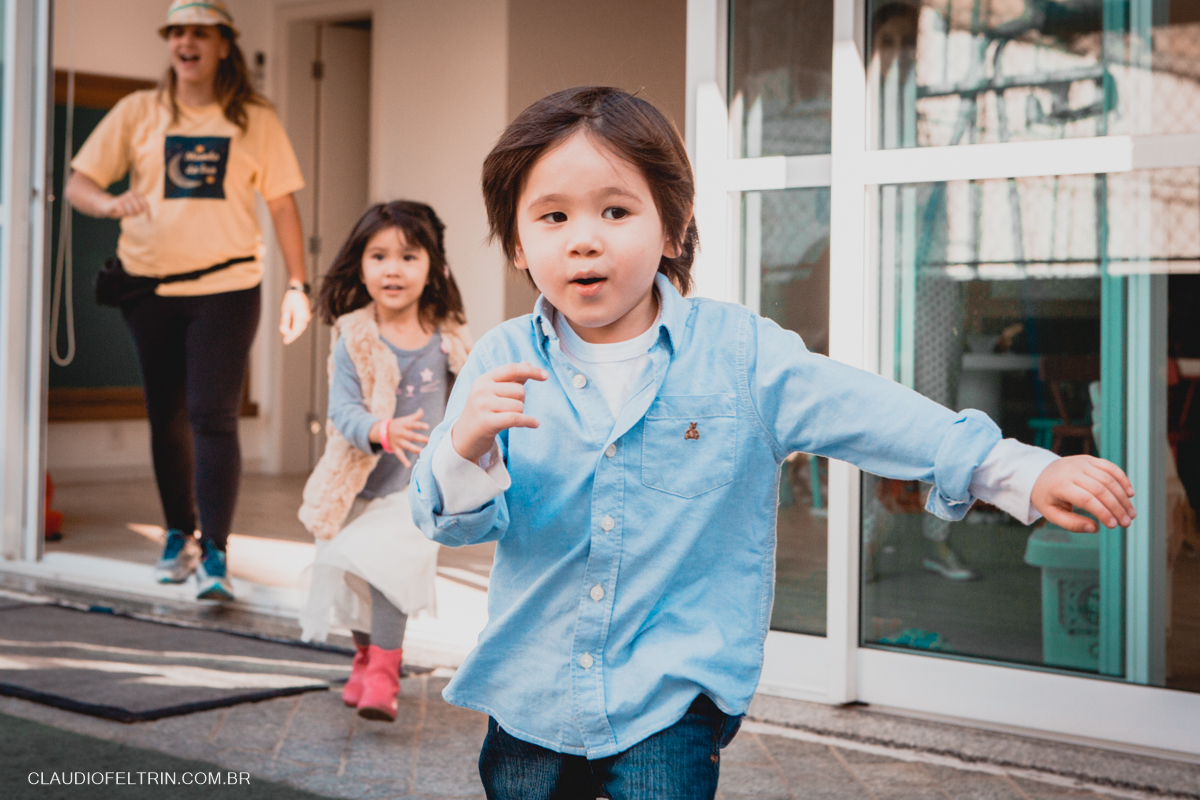 o menino esta vendo que algo vai acontecer e corre no sentido de festa