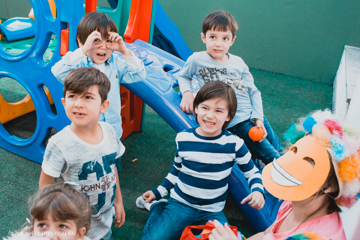 crianças rindo com o palhaço