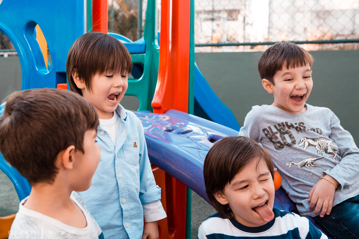 as crianças fazendo caretas 