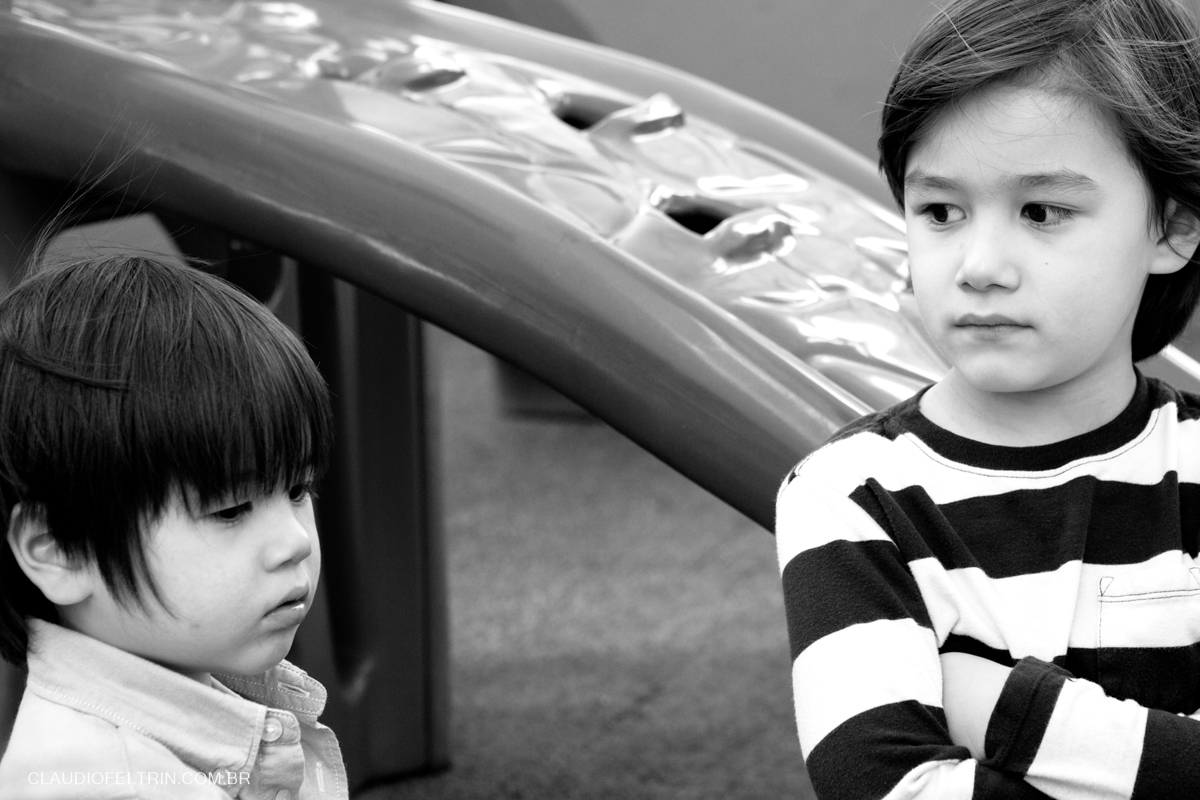 os dois irmão se olham