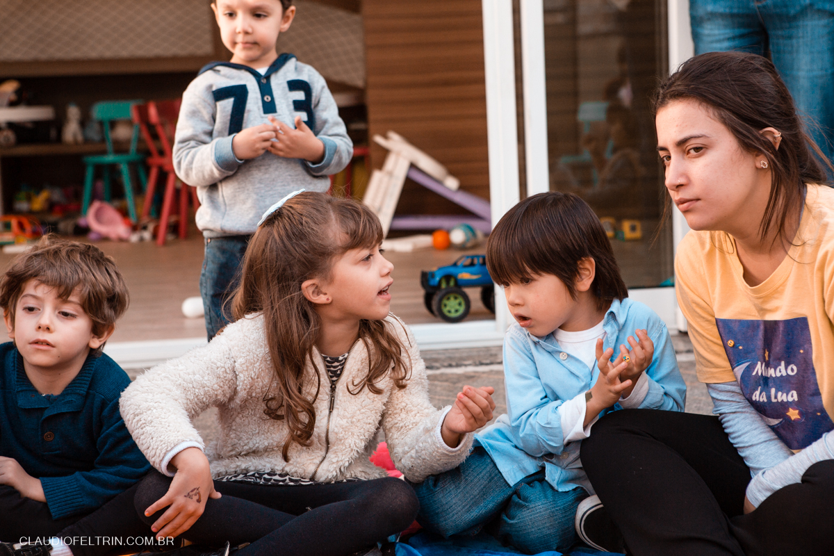 crianças planejando como fazer uma brincadeira